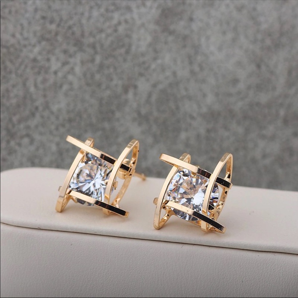 🔴 3/30$ Stud Earrings Classy Unique Knot Diamond